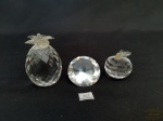 Lote 3 Objetos decorativos em Cristal sendo 1 Abacaxi, 1 Maça e  1 Diamante. Medidas Abacaxi 7 cm, Maça 4 cm e Diamante 5 cm diametro.