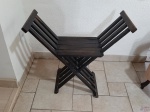 Banco savonarola em madeira escura. Medindo 80cm de comprimento fechado e 40cm de altura do assento.