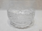 Fruteira, centro de mesa em cristal ricamente lapidado. Medindo 21cm de diâmetro x 11cm de altura.