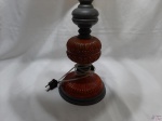 Abajur com base em estanho com detalhes em baquelite, lacca vermelha com cúpula em tecido. Medindo 69cm de altura.