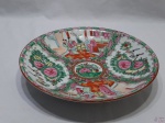 Fruteira redonda em porcelana com pintura de gueixas. Medindo 30,5cm de diâmetro.
