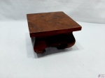 Grande peanha em madeira com pés torneados. Medindo 19,5cm x 19,5cm x 13,5cm de altura.