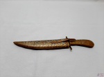 Adaga, punhal com cabo e bainha em latão cinzelado pintado, lâmina em aço carbono. Medindo 29cm de comprimento com bainha, 26,5cm de comprimento sem bainha, 17cm de comprimento da lâmina.
