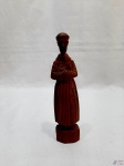 Escultura de São Francisco de Assis em madeira entalhada. Medindo 20,5cm de altura.
