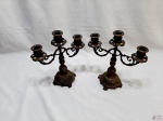 Par de castiçais com 3 braços em bronze ricamente trabalhado. Medindo 25,5cm de altura x 23cm de largura. Necessita soldar um leve detalhe do braço de uma delas.