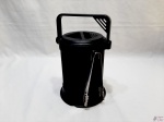 Balde de gelo com pinça em plástico duro e interior revestido de alumínio. Medindo 18cm de altura x 12,5cm de diâmetro.