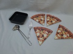 Lote diverso, composto de 4 pratos de pizza em resina, 1 travessa quadrada em vidro Marinex, 1 espatula de bolo e 1 concha de molho em aço inox. Medindo a travessa 20,5cm x 18,5cm x 5cm de altura.