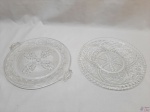 Lote de 2 pratos de bolo, pudim em vidro moldado. Medindo o maior 35,5cm de diâmetro.