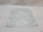 Prato de bolo quadrado em vidro com detalhes fosco. Medindo 34,5cm x 34,5cm.