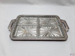 4 petisqueiras em vidro moldado e bandeja retangular com alça em aço inox Luzalite. Medindo 36cm x 25,5cm e 42cm alça alça.
