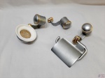 Lote composto de 3 acessórios para banheiro em metal prateado. Composto de saboneteira, cabide e suporte de papel higiênico.