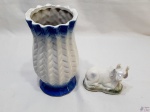 Lote composto de vaso floreira e enfeite na forma de touro em porcelana. Medindo o vaso 23cm de altura.