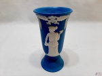 Vaso floreira em porcelana tipo Weed Wood com relevos. Medindo 14,5cm de altura.