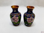 Jogo de 2 vasos floreiras em bronze clossone esmaltado. Medindo 10,5cm de altura.
