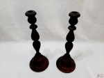 Par de castiçais em bronze torneado. Medindo 35,5cm de altura.