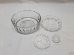 Lote composto de bowl, petisqueira, descanso de copo e saleiro em vidro moldado. Medindo a bowl 17,5cm de diâmetro x 6,5cm de altura.