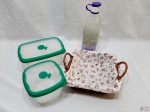 Lote diverso, composto de 2 tupperwares, cesto em ratam e garrafa em vidro. Medindo a garrafa 30cm de altura.