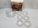 Jogo de bowl com 6 cumbucas em vidro moldado. Medindo o bowl 23cm de diâmetro e as cumbucas 13cm de diâmetro.