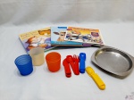 Lote diverso, composto de 3 livros, talheres, prato e copos infantil. Medindo o prato 17,5cm x 17,5cm.