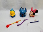 Lote composto de 3 canecas infantil e 3 canudos, na forma de personagens da Disney. Medindo a Minie 15cm de altura.