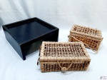 Lote composto de 2 cestas com tampa em ratam e bandeja alta em madeira. Medindo a bandeja 30cm x 30cm x 12cm de altura.