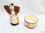 Lote composto de porta talher em porcelana na forma de cozinheira, 2 colheres de pau e bowl em porcelana com relevos. Medindo a cozinheiro 25cm de altura.