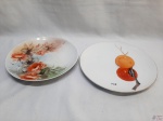Lote de 2 pratos de doce em porcelana pintada. Medindo o maior 26,5cm de diâmetro.