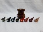 Lote composto de 8 elefantes decorativos em resina colorida e porta treco em latão dourado. Medindo o porta treco 9,5cm de altura.