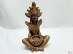 Escultura de Deusa indiana sentada com suporte para vela em gesso com pátina marrom. Medindo 29cm de altura.