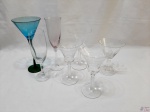 Lote de 7 taças diversas em vidro e cristal. Medindo a taça azul 23cm de altura.