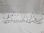Lote composto de 5 taças e 1 caneca em vidro e cristal incolor, modelos e tamanhos diversos.