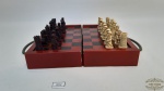 Jogo de  Xadrez  completo , Caixa em Madeira laqueada e peças em resina  Medida: 20 cm x 20 xm