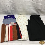 Lote de roupas femininas, sendo 1 calça preta pantalona, 1 calça curta de flores de pijama, 1 blusa asa de morcego de listras e 2 blusas de malha