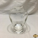 Vaso floreira bojudo em cristal incolor Steuben Glass, peça assinada, em perfeito estado. Medindo 18,5cm de altura.