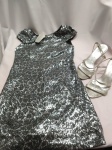 Vestido de festa  e sandália pratas, sendo um vestido de festa da marca Aquamar com etiqueta tamanho M e uma sandália prata  da marca Via Curtume nº38