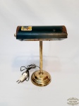Abajur de mesa em metal  dourado estilo Ingles.Medida 38 cm altura x 26 cm comprimento funcionando