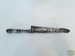 Faca gaúcha espessurada a prata tendo lâmina e bainha com gaúchos estilizados.Medidas 29 cm comprimento lamina 17 cm comprimento.