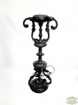 Pé de Abajur de mesa  em Resina Trabalhada pintada  Preta. Apresenta Avaria  na alça . Medida 63 cm altura x 25 cm comprimento .  Fiaçao e bocal necessita de revisao