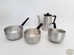 Lote 4 Peças em Aluminio sendo 3 Panelinhas e 1 Bule Café Almar. Medida Panelas 14 cm diametro x 7 cm altura ; 2 de 12 cm diametro x 7 cm altura ; e Bule 14,5 cm altura x 7,5 cm diametro.