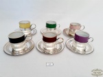 6 Xicaras em Porcelana Coloridas Real com base em prata 90 Aurea. Medida Xicara 5 cm altura x 4,5 cm diametro e Pires 9,5 cm diametro.