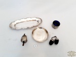 Lote 5 Objetos Decorativos sendo 1 Salva , 1 Açucareiro, 1 saleiro , 1 prato e 1 pingente. Medidas Salva 22 cm x 9 cm ; prato 10 cm ; Saleiro azul 4,5 cm x 3 cm altura , pingente 15 cm; açucareiro 5 cm altura.