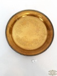 Salva Redonda com Flores ao fundo em metal dourado. Medida 18 cm diametro