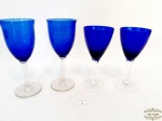 Lote 4 Taças Vinho Branco em Cristal Azul Cobalto  Pé Translucido. Medidas 2 de 17 cm altura x 7 cm diametro e 2 de 15,5 cm altura x 7 cm diametro.Algumas apresnetam pequno bicado na borda