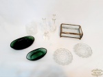 Lote 9 Peças em Vidro e Cristal Diversas sendo 1 Caixa; 1 cristal; 2 galhetas 1 apresenta bicado na tampa conforme foto; 4 petisqueiras . Medidas 14,5 cm x 10 cm x 4 cm altura e menor 7 cm altura.