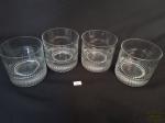 4 Copos Whisky em Vidro Pesado Translucido fundo estrela. 1 apresenta pequeno bicado . Medidas 7,5 cm altura x 8,5 cm diametro.