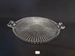 Prato de Bolo em Vidro Bordas Onduladas com Alça. Apresenta peq bicado Borda. Medida 31,5 cm diametro.