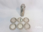 Lote de 7 peças composto por coqueteleira e descansos de copo em aço inox Meridional. Sendo a coqueteleira com 22cm de altura.