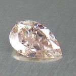 DIAMANTE  - Raro diamante rosa de 0.06 ct medindo 3.36 x 2.13 x 1.05 mm , tratamento 100% natural de excelente qualidade e clareza I1 / I2 . Clássica lapidação pera brilhante , origem Argyle , Austrália . ótimo investimento para montar uma joia de qualidade .