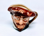 ROYAL DOULTON - Raro mug de coleção em porcelana representando '' Sir Francis Drake '' , marca da preciosa manufatura Royal Doulton sobre a base , Inglaterra século XX . perfeito estado de conservação , mede 8,0 cm de altura x 11 cm de comprimento .