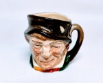ROYAL DOULTON - Raro mug de coleção em porcelana representando '' Paddy '' , marca da preciosa manufatura Royal Doulton sobre a base , Inglaterra século XX . perfeito estado de conservação , mede 6,0 cm de altura x 6,5 cm de comprimento .